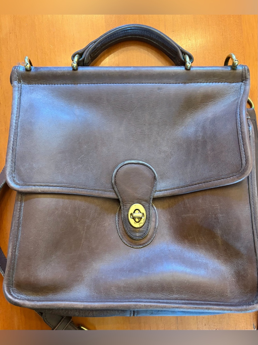 Vintage Coach Willis Bag. Leather. Timeless. Great vintage condition.